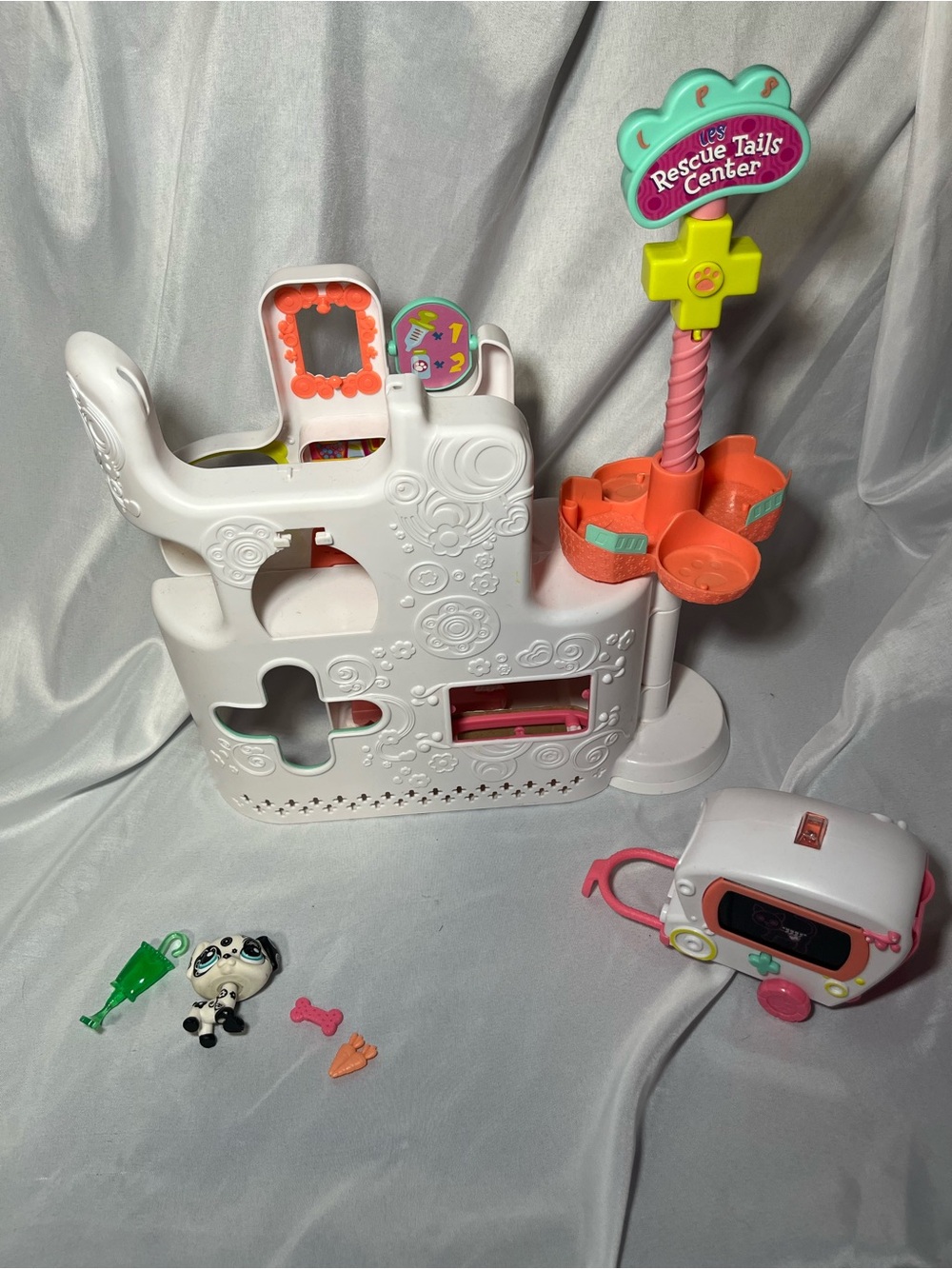 Littlest Pet Shop LPS Rescue Tails Center & Ambulance with Dog & Accessories